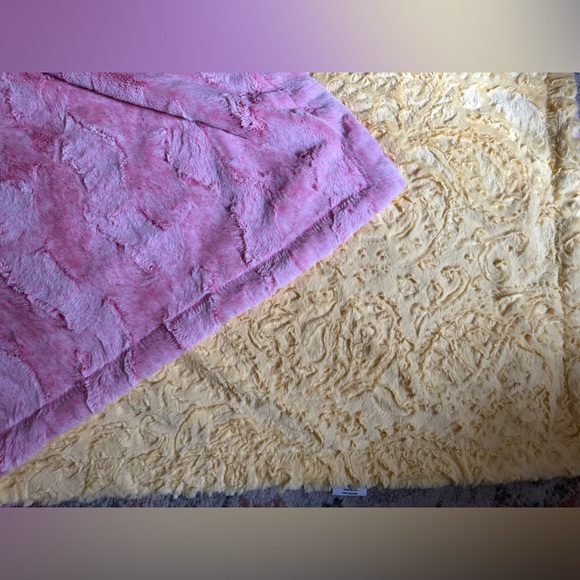 New minky blanket from handmade heifer Yellowpaisley and Pink hyde minky Blanket - Picture 3 of 3